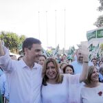 El líder del PSOE, Pedro Sánchez, junto a la presidenta de Andalucía, Susana Díaz, ayer en un mitin en Jerez