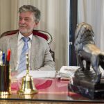 Pedro Santisteve, alcalde de Zaragoza por la plataforma Zaragoza en Común, posa en su despacho.