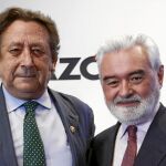 Alfonso Ussía, junto a Darío Villanueva, durante el acto de ayer celebrado en LA RAZÓN