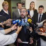El portavoz del grupo polular en la Asamblea Regional de Murcia Víctor Martínez, acompañado por el coordinador de relaciones institucionales Enrique Ujaldon, el alcalde de Lorca Francisco Jódar