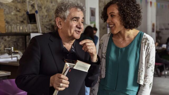 La secretaria general de Podemos Euskadi, Nagua Alba, y el escritor Bernardo Atxaga, antes de participar hoy en Bilbao en un debate sobre el concepto de patria.