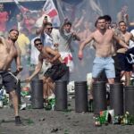 Hinchas rusos se enfrentan a la policía en Marsella.