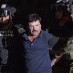 Imagen en la que se puede cómo el narcotraficante es trasladado en plena noche