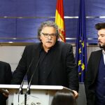 Los portavoces parlamentarios de ERC, Joan Tardá (c) y Gabriel Rufián (d), y el senador Santiago Vidal (i).