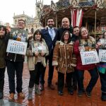 Manuel Velázquez, DaniMantis y varios jóvenes presentan el calendario