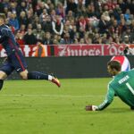 Griezmann en el momento de marcar el gol, con Neur batido en el suelo