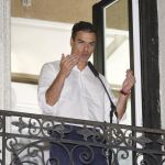 Pedro Sánchez saluda a sus seguidores