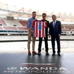 Saúl (i), Tom Cruise (c) y el Presidente Enrique Cerezo (d) en el Wanda Metropolitano
