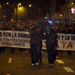 Un ataúd abría la manifestación de policías de Barcelona
