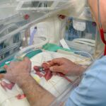 Un bebé nacido prematuro, atendido en un hospital italiano