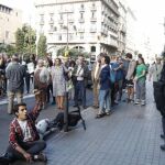 Agentes de la Guardia Civil y manifestantes ante la puerta de la sede de la conselleria de Gobernación.