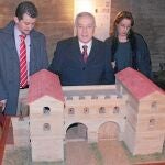 Emilio Gutiérrez, visita la cripta arqueológica de Puerta Obispo, junto a los concejales Belén Martín Granizo y Juan Pablo García Valadés