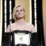 La actriz alemana Diane Kruger recibe el premio a la Mejor Interpretación Femenina.