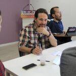 El secretario general de Podemos, Pablo Iglesias (c, y el secretario de Organización, Pablo Echenique (d), durante la reunión que han mantenido hoy con los secretarios autonómicos