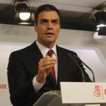 El líder del PSOE, Pedro Sánchez, en rueda de prensa tras reunirse con el presidente del Gobierno en funciones, Mariano Rajoy