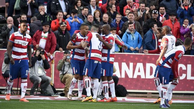 El delantero marroquí del Granada Youssef El-Arabi (2i), celebra con sus compañeros el primer gol del equipo frente al Rayo.