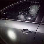 Impactos de bala en elcoche policial