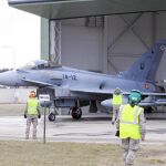 Un Eurofighter español desplegado en Lituania, con la cruz de San Andrés en la deriva