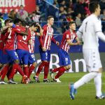 El centrocampista ghanés del Atlético de Madrid, Thomas Partey (i), recibe la felicitación de sus compañeros tras marvcar el primer gol ante el Reus