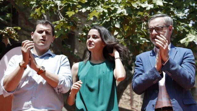 Albert Rivera hoy junto a Inés Arrimadas y Jose Manuel Villegas durante el acto de su presentación como candidata a la presidencia de la Generalitat.
