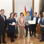 El ministro del Interior, Juan Ignacio Zoido, junto a un grupo de víctimas