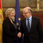 Imagen de archivo de Carmena y Montoro en el Ministerio de Economía