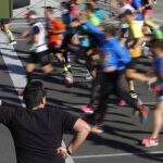 Un espectador observa a los corredores del maratón de Madrid de 2016