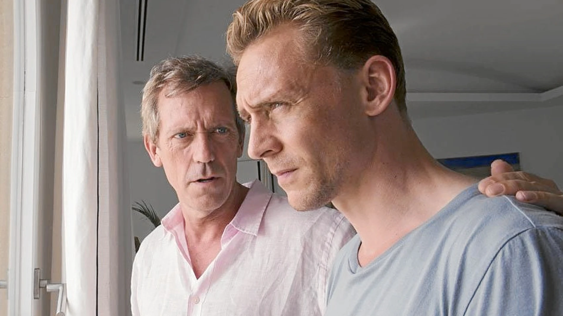 Jonathan Pine (Tom Hiddleston), un ex soldado británico, se infiltra en una organización de tráfico de armas dirigida por Richard Roper (Hugh Laurie)