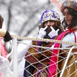 Daniela, «Gaspar» en la cabalgata de San Blas tuvo que lidiar con las rachas de viento que le hacían volar la barba
