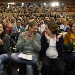 La alcaldesa de Barcelona, Ada Colau, y el portavoz de "En Comú Podem", Xavier Doménech