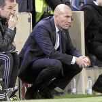 Zinedine Zidane observa atentamente desde la banda el partido de su equipo en Villarreal junto a dos de sus ayudantes