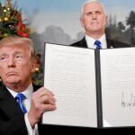 Trump muestra su firma en el documento en el que se decide el traslado de la embajada