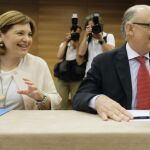 El ministro de Hacienda en funciones, Cristobal Montoro (d), y la presidenta del PPCV, Isabel Bonig, durante la reunión que han mantenido