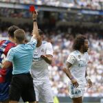 Momento en el que Hernández Hernández muestra la cartulina roja a Marcelo