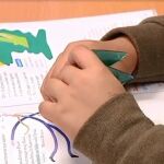 Una mujer maltratada mete una nota de auxilio en los deberes de su hijo para pedir ayuda