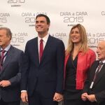 Sánchez, traje azul, camisa blanca y corbata roja