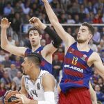 Satoransky y Tomic intentan evitar la progresión de Ayón