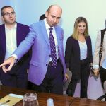 Francisco Conejo y Rafi Crespín, por parte del PSOE; Ana Mestre y Toni Martín, del PP; Juan Manuel Valle, de IU; Modesto González,del PA; y Manuel Buzón, de Ciudadanos, firmaron el acuerdo