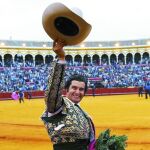 Morante de la Puebla, sonriente, celebra su triunfal actuación durante la vuelta al ruedo en La Maestranza