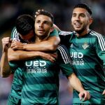 El delantero del Betis Rubén Castro (c) es felicitado por Xavi Torres (i) y Francisco Varela tras marcar ante el Málaga
