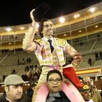 Curro Díaz, durante la vuelta al ruedo antes de salir por la puerta grande