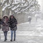 Varias personas caminan entre la nieve en Burgos