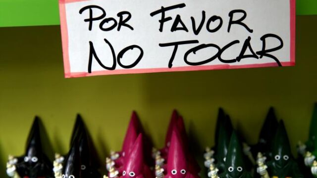La Semana Santa es, además de religioso, un reclamo turístico. En la imagen , una tienda de recuerdos en Córdoba