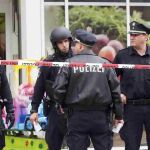 La policía monta guardia frente al supermercado en Hamburgo (Alemania) donde, según fuentes policiales, un hombre ha atacado a cuchilladas a varias personas.