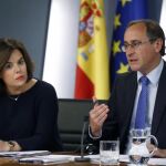 La vicepresidenta del Gobierno en funciones, Soraya Sáenz de Santamaría y el ministro de Sanidad en funciones, Alfonso Alonso, a su llegada a la rueda de prensa que ofrecieron en el Palacio de La Moncloa