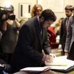 El diputado de Ciudadanos Miguel Gutiérrez, encargado de las negociaciones parlamentarias para alcanzar un acuerdo de gobierno, tras recoger su acta en el Congreso