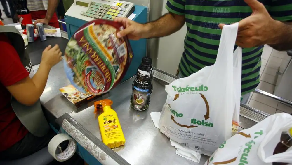 Las bolsas se usan cada vez menos en los supermercados