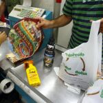 Las bolsas se usan cada vez menos en los supermercados