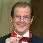 Sir Riger Moore tras ser nombrado caballero