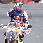 El motociclista australiano Price Toby saluda a los asistentes durante su presentación